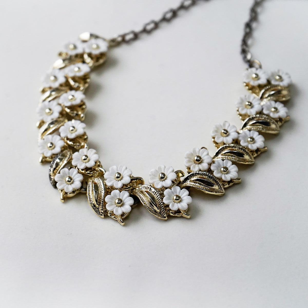 1950s White Daisy & Gold Leaf Necklace / 50年代 白いお花のネックレス